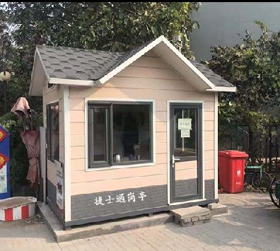 三個(gè)2.0*3.0米雕花板崗亭送貨天津市楊柳青的保安崗亭